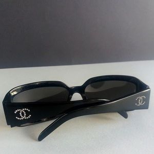 CHANEL
Black Frame Crystal CC Logo Sunglasses-5064